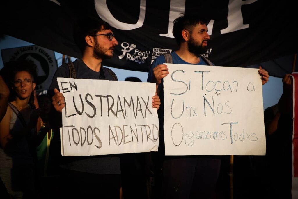 Trabajadores despedidos de Lustramax continúan la movilización en Tortuguitas a la espera de una respuesta de las autoridades de la empresa o de los organismos competentes del Estado.