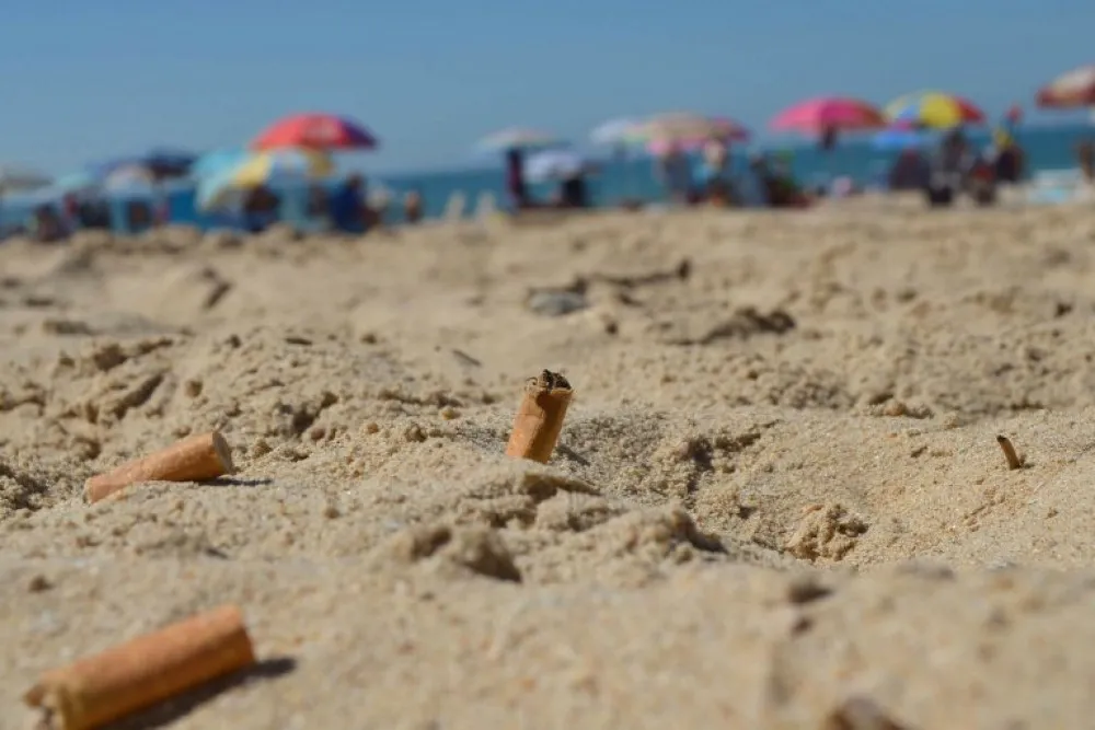 Mar del Plata sanciona a quienes fuman en la costa y suma un antecedente en la preservación de las playas bonaerenses.