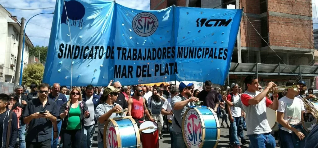 La semana pasada, los trabajadores municipales de Mar del Plata se declararon en estado de alerta tras recibir los salarios de diciembre desdoblados.