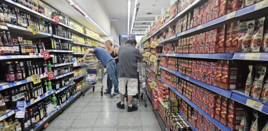 Pese a la suba mensual, la inflación acumulada en 2025 fue del 31,5% y significó el registro más bajo desde 2017. El ministro Luis Caputo defendió el rumbo económico.