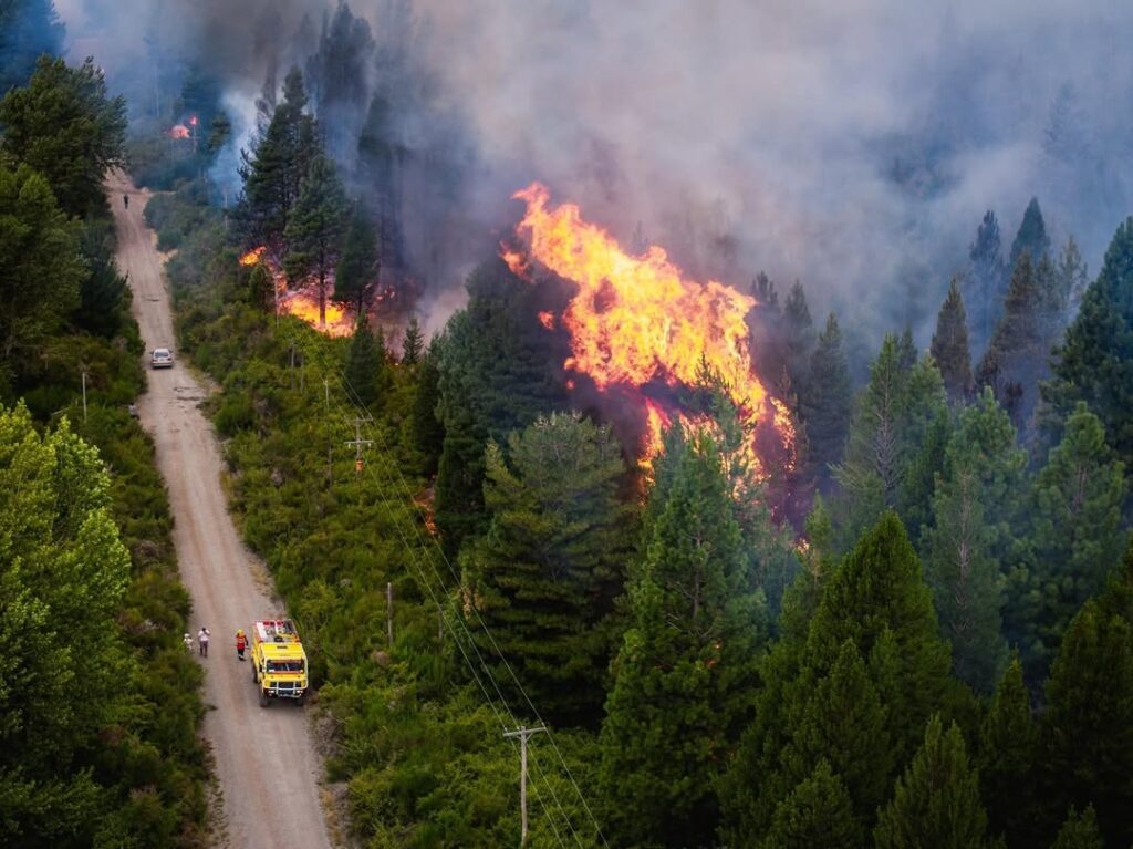 Incendios en la Patagonia: bomberos y brigadistas esperan la llegada de las lluvias, aunque se mantienen alerta por los vientos que podrían extender los focos ígneos. 