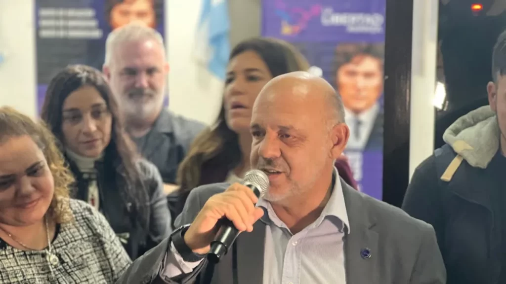 Carlos Curestis, el senador bonaerense de La Libertad Avanza que insiste con la implementación de la Boleta Única de Papel en la provincia de Buenos Aires. 