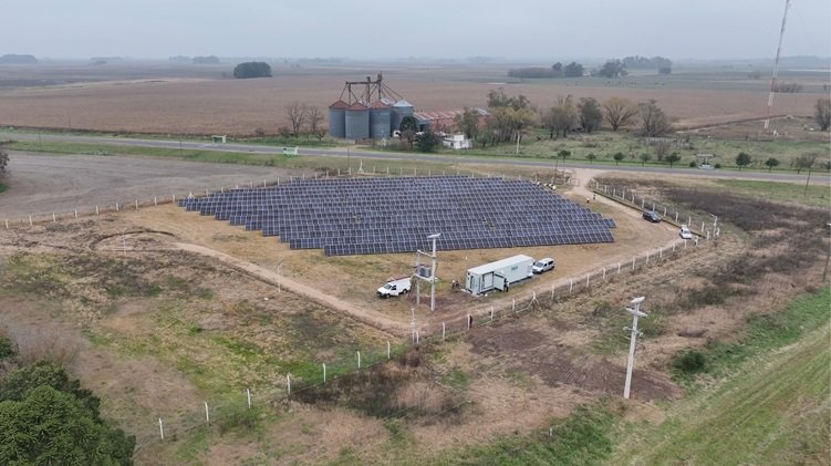Energía renovable: la Provincia avanza en su estrategia de políticas sustentables e instaló cinco nuevos parques solares en el interior bonaerense.