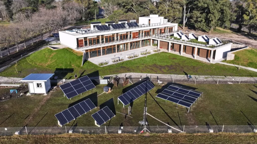 Si bien la habilitación para producir energía renovable apunta a colmar el autoconsumo, permite dirigir excedentes a la red eléctrica y generar ingresos.