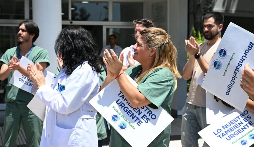 La jornada de lucha en el Hospital El Cruce busca visibilizar el atraso salarial de los agentes sanitarios y el rechazo a un posible intento de privatización por parte del Estado nacional.