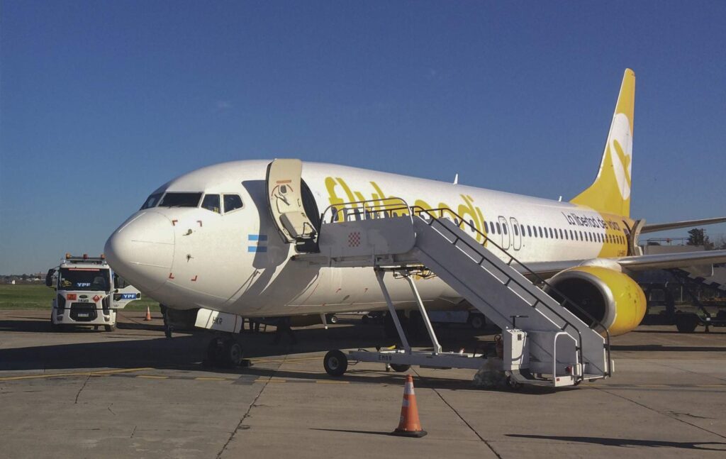 
Por la cancelación masiva de vuelos, la ANAC sancionó a la aerolínea low cost Flybondi. 