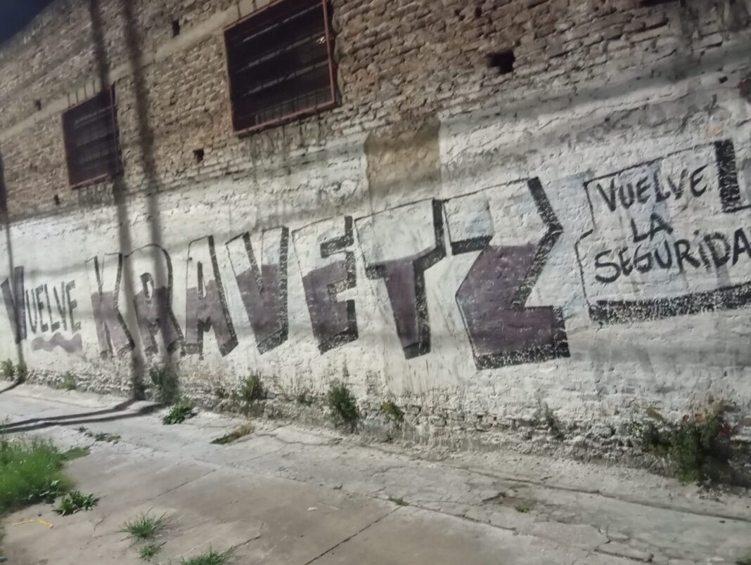 Este jueves, el municipio de Lanús amaneció plagado de pintadas que le exigen al intendente, Julián Álvarez, más medidas de seguridad para los vecinos.
