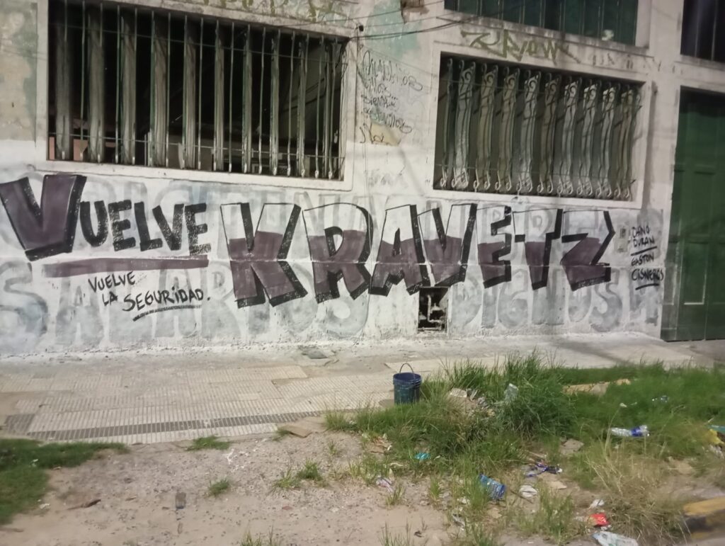 "Vuelve Kravetz, vuelve la seguridad", los mensajes en las pintadas que aparecieron este jueves en Lanús.