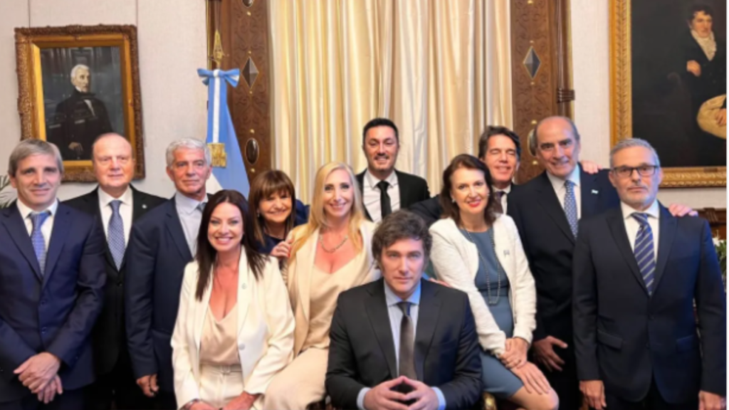 
Todos los ministros de Milei firmaron el decreto que autoriza los viajes al exterior del jefe de Estado.