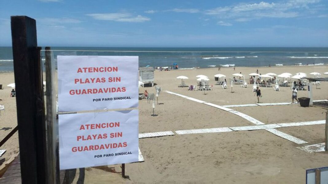 Desde este martes, los guardavidas de Pinamar protestarán contra la falta de diálogo con el municipio brindando servicio en las playas locales hasta las 16 horas.