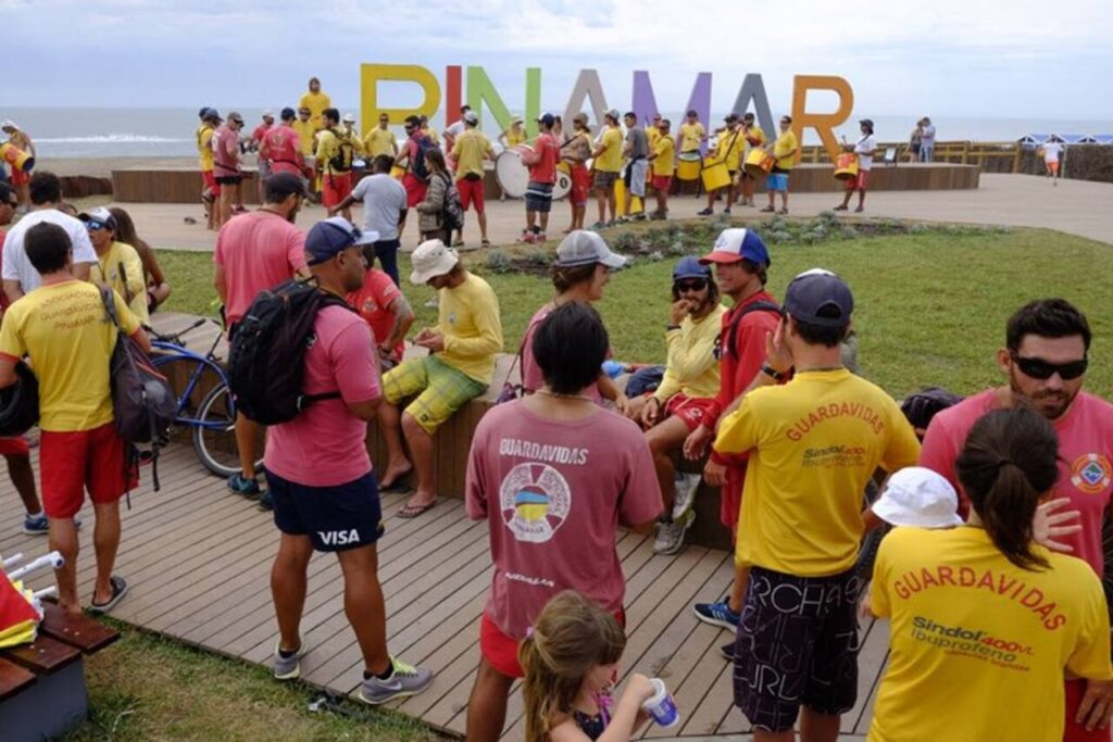 Guardavidas de Pinamar vuelven a tomar medidas de fuerza contra la falta de diálogo con el Ejecutivo de Ibarguren por un aumento salarial.