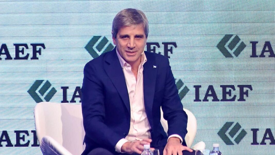 El ministro de Economía, Luis Caputo, precisó que el 2025 terminó con superávit fiscal primario de $11,76 billones y financiero de $1,45 billones.
