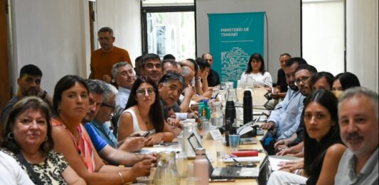 El Ejecutivo provincial mejoró la oferta y acordó un aumento de 4,5% para los estatales bonaerenses a cobrar en febrero. Un gremio docente rechazó la oferta.