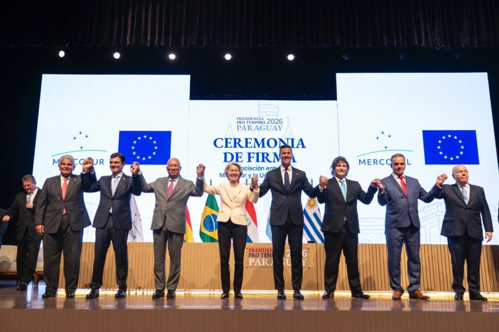 El presidente Javier Milei con los demás integrantes del Mercosur celebrando la firma del acuerdo comercial con la UE.
