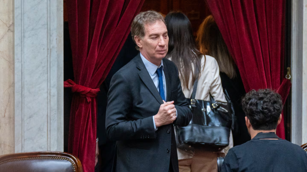 El ministro del Interior, Diego Santilli, continuará la semana próxima su ronda de encuentros con gobernadores para sumar respaldos a la reforma laboral.