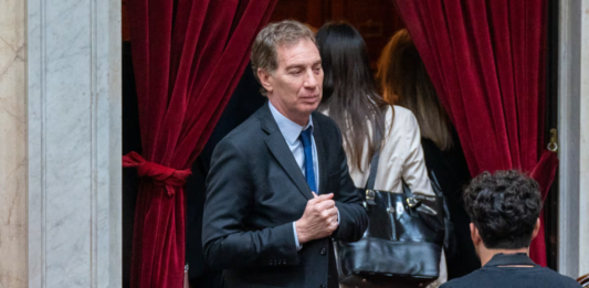 El ministro del Interior, Diego Santilli, continuará la semana próxima su ronda de encuentros con gobernadores para sumar respaldos a la reforma laboral.