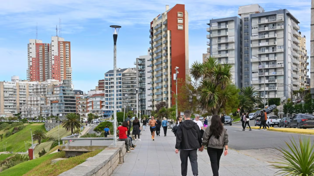 El inicio de la temporada de verano 2026 dejó un escenario turístico dispar, según los relevamientos de la CAT y de la CAME.