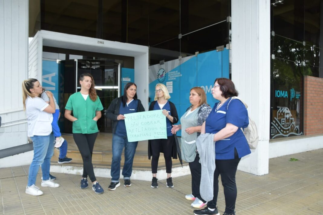 Un grupo de acompañantes terapéuticos denunciaron que el Instituto de Obra Médico Asistencial (IOMA) debe los sueldos de septiembre.