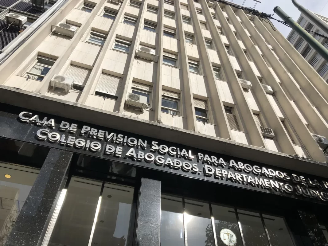 El juez Federico Martínez resolvió no habilitar la feria judicial para tratar la cautelar impulsada por la Caja de Abogados. Piden la inconstitucionaldiad de la ley que reduce la sobretasa de Justicia.