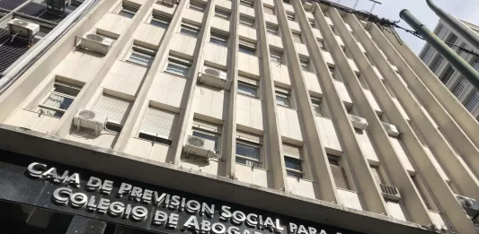 El juez Federico Martínez resolvió no habilitar la feria judicial para tratar la cautelar impulsada por la Caja de Abogados. Piden la inconstitucionaldiad de la ley que reduce la sobretasa de Justicia.
