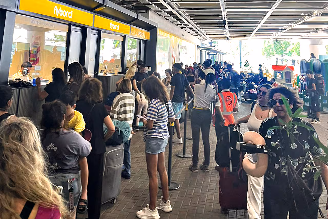 Cientos de pasajeros enojados aguardaron en filas de más de dos horas para reclamarle a Flybondi la reprogramación de sus vuelos. 