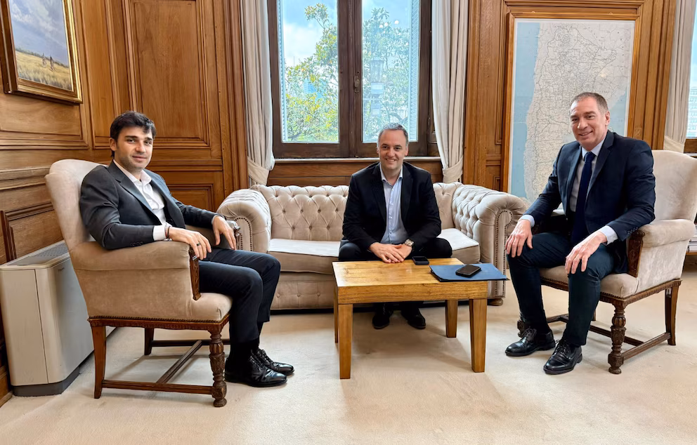 El ministro del Interior, Diego Santilli, reactiva el raid por las provincias para apuntalar los votos de la reforma laboral, que se tratará en el Congreso a mediados de febrero. Todos los detalles. 