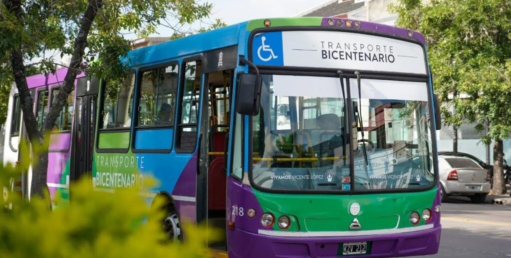 El servicio de transporte bicentenario era gratuito, contaba con choferes mujeres, y conectaba centros de salud, de jubilados y otros espacios de Vicente López.