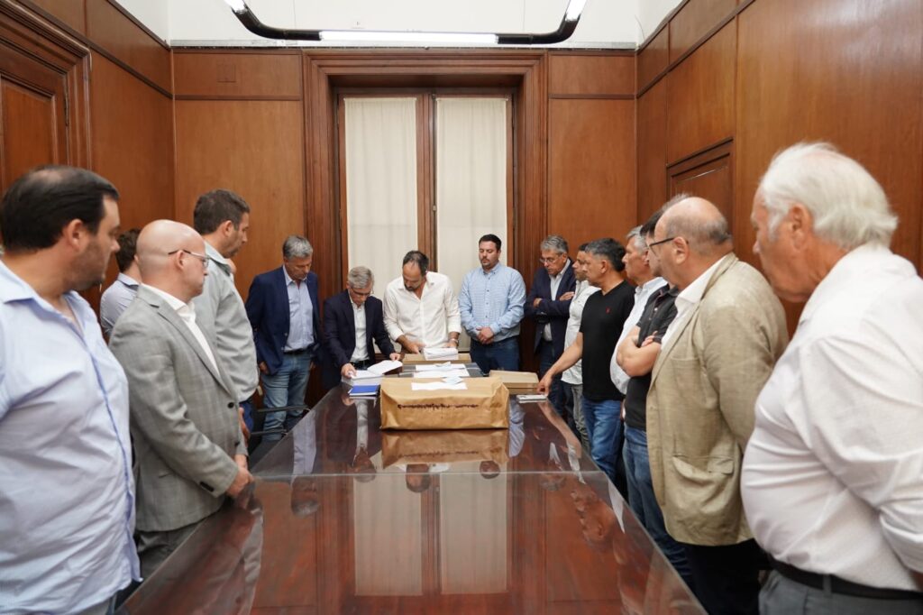 Con la presencia del intendente interino de La Plata, Pablo Elías, se llevó a cabo la apertura de sobres para la licitacíón del servicio de colectivos.