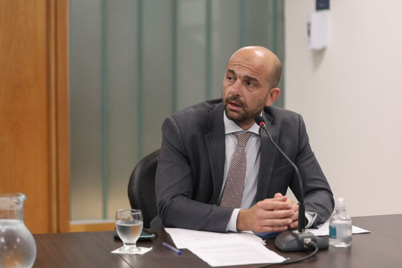 El Ministerio de Economía informó que Luis Pierrini presentó su renuncia a la Secretaría de Transporte y que será reemplazado por Fernando Herrmann.