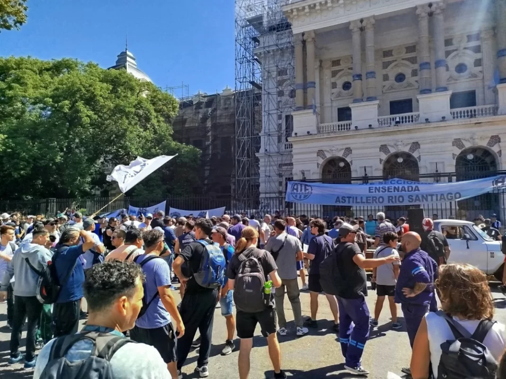 A fines de enero, trabajadores del Astillero Río Santiago marcharon a La Plata para exigir paritarias.