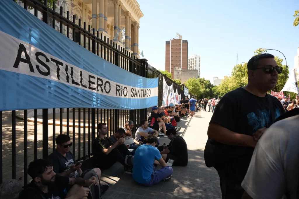 Trabajadores del Astillero Río Santiago le exigen a Kicillof la recategorización pendiente de 2025 y un aumento salarial que llegue a un básico de $1.800.000.