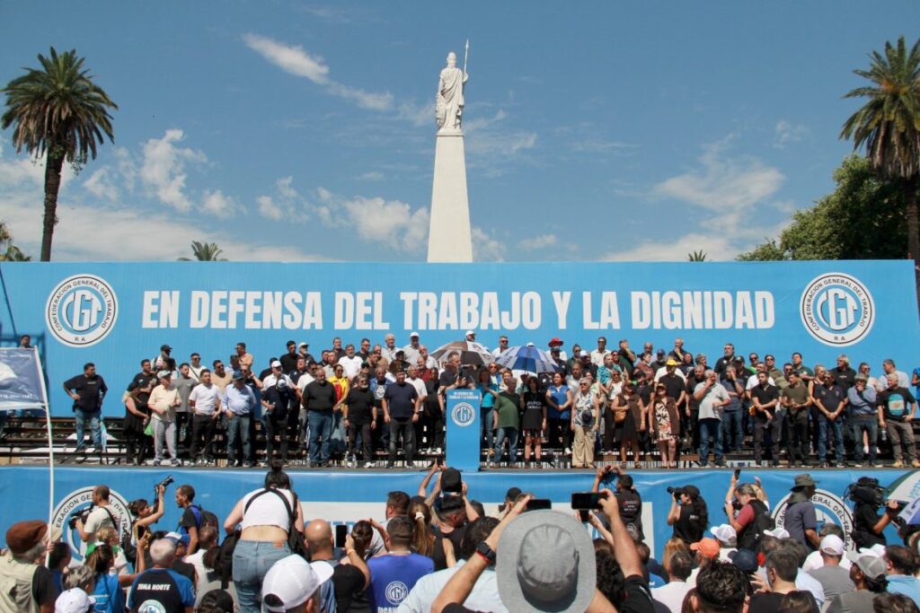 Barrionuevo advirtió que la CGT sigue de cerca el debate por la reforma laboral y no descarta un paro nacional si el Gobierno avanza con la iniciativa.