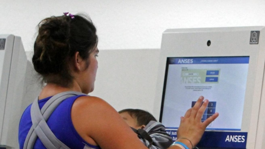 De acuerdo al INDEC, el esquema AUH–Tarjeta Alimentar sostuvo ingresos, pero no logró cubrir todos los aumentos de precios.