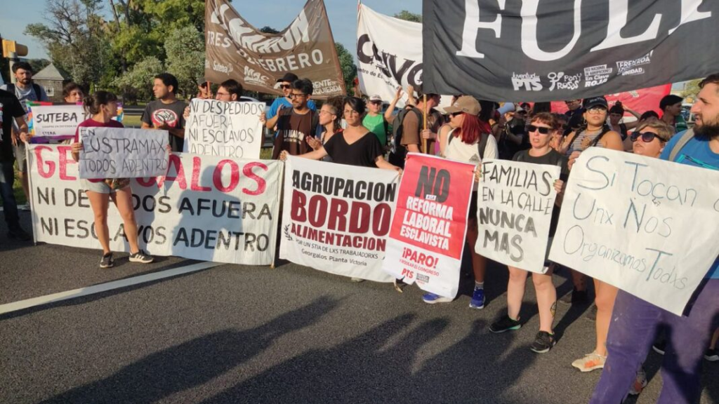 Trabajadores despedidos de Lustramax iniciaron protestas frente a la planta ubicada en Tortuguitas por los casi 30 despidos sin causa efectuados por la empresa.