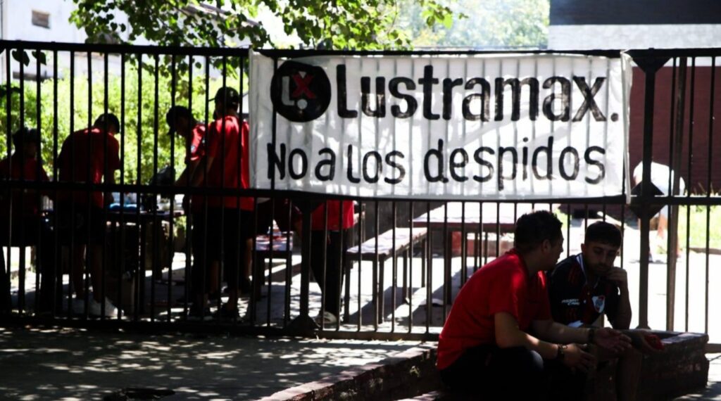 Los trabajadores despedidos de Lustramax sostienen el reclamo, en medio de una fuerte ofensiva judicial por parte de la empresa mayorista.