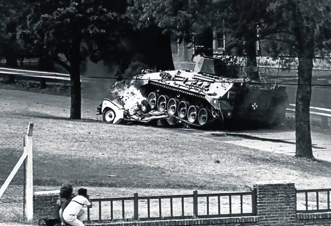 La diputada bonaerense de LLA, Analía Corvino, homenajeó a los nueve militares fallecidos durante la recuperación del regimiento de La Tablada en 1989.