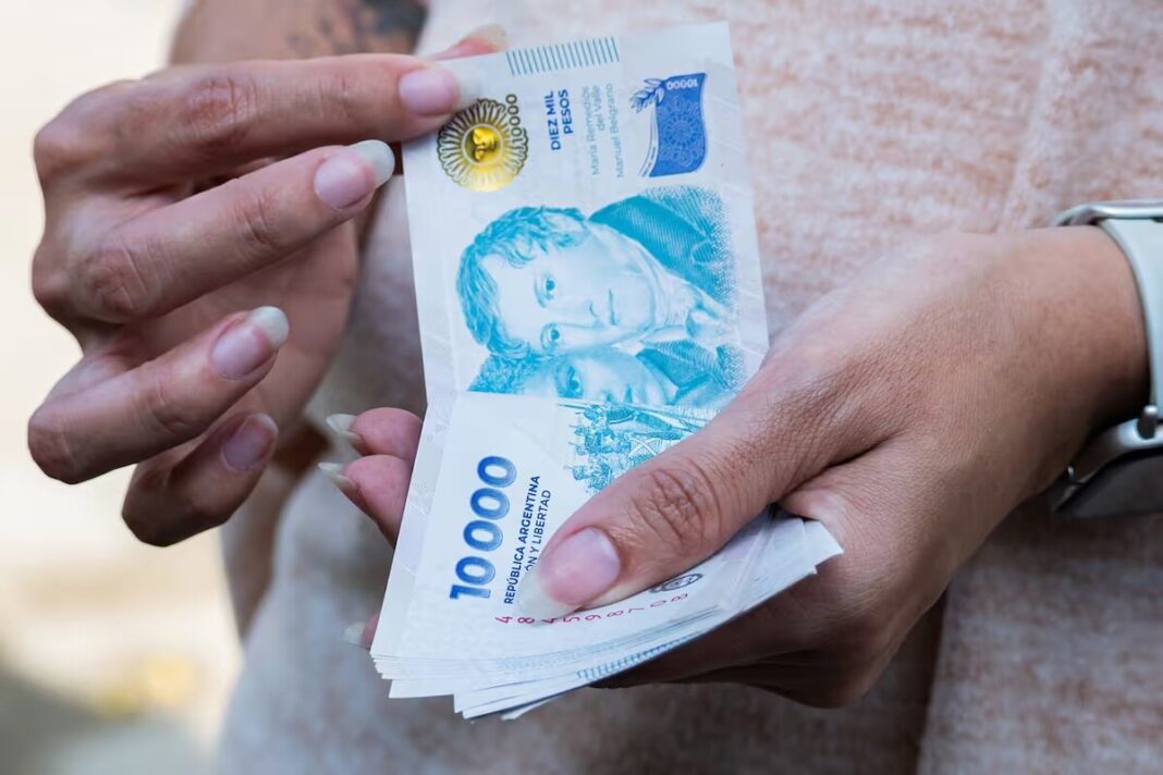 Según el INDEC, los salarios del sector público y privado registrados aumentaron 1,8% en noviembre y quedaron por tercer mes seguido por debajo de la inflación.