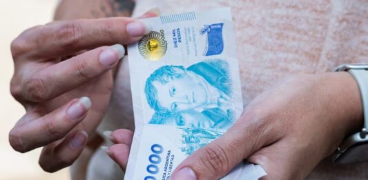Según el INDEC, los salarios del sector público y privado registrados aumentaron 1,8% en noviembre y quedaron por tercer mes seguido por debajo de la inflación.