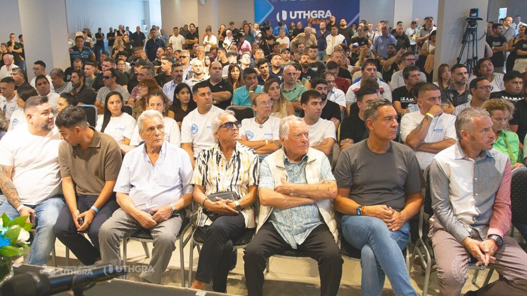 Desde el gobierno de Axel Kicillof convocaron al sector sindical a "construir una alternativa" al Gobierno nacional.