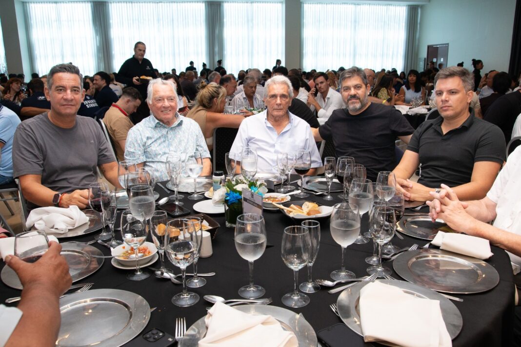 La mano derecha de Kicillof, Carlos Bianco, estuvo presente en un encuentro de sindicales y acercó tendió puentes con el referente de UTHGRA, Luis Barrionuevo.