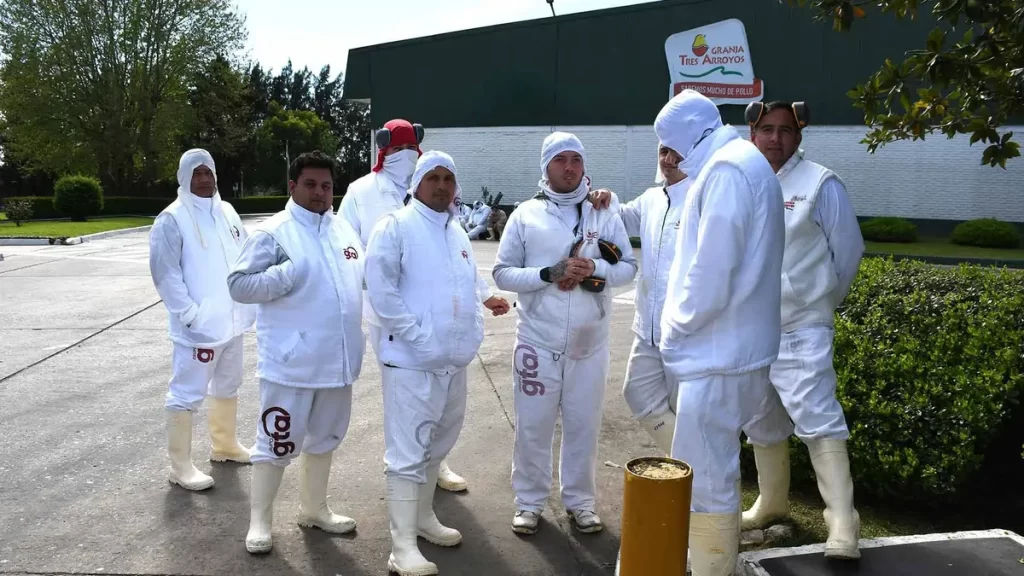 Trabajadores de Granja Tres Arroyos denuncian que les deben el sueldo de la primera quincena de enero y el aguinaldo.