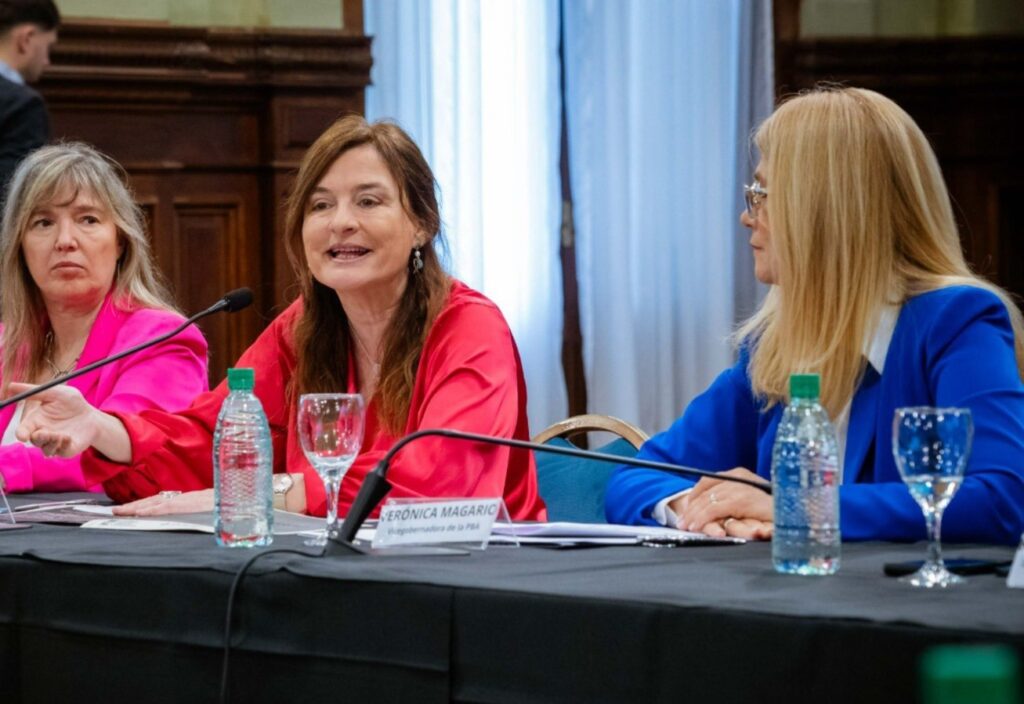 La ministra de Mujeres, Estela Díaz, y la titular del Senado bonaerense, Verónica Magario.