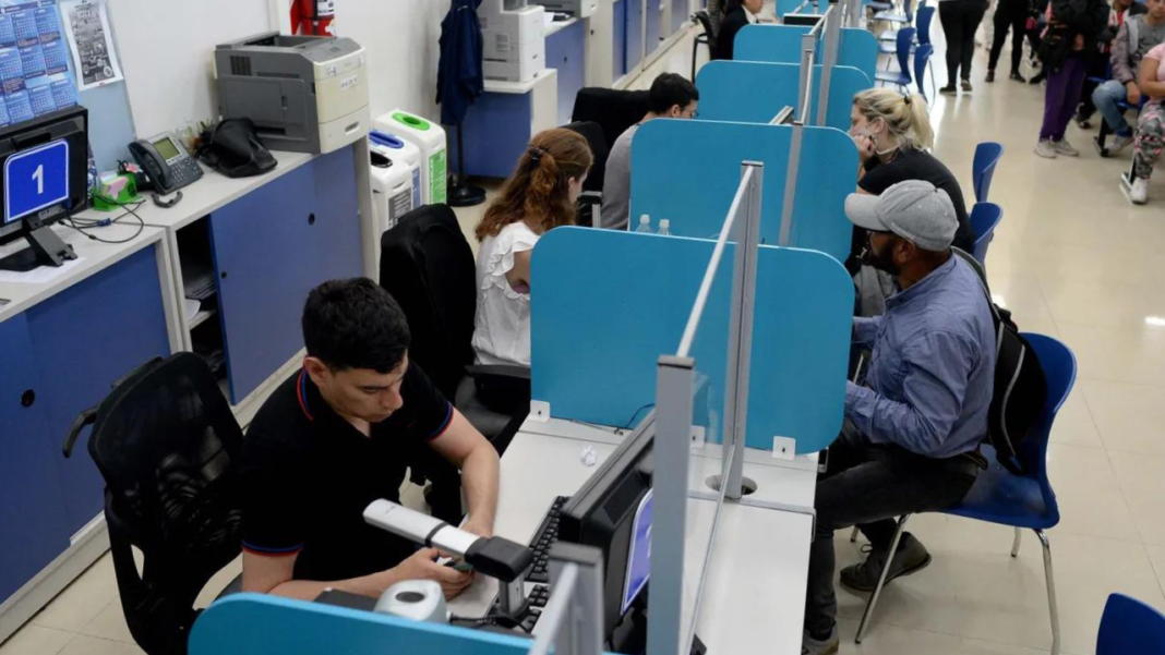 El Gobierno nacional oficializó la paritaria de los estatales con aumento del 2%, una suma fija de $50.000 y la actualización de escalas salariales.