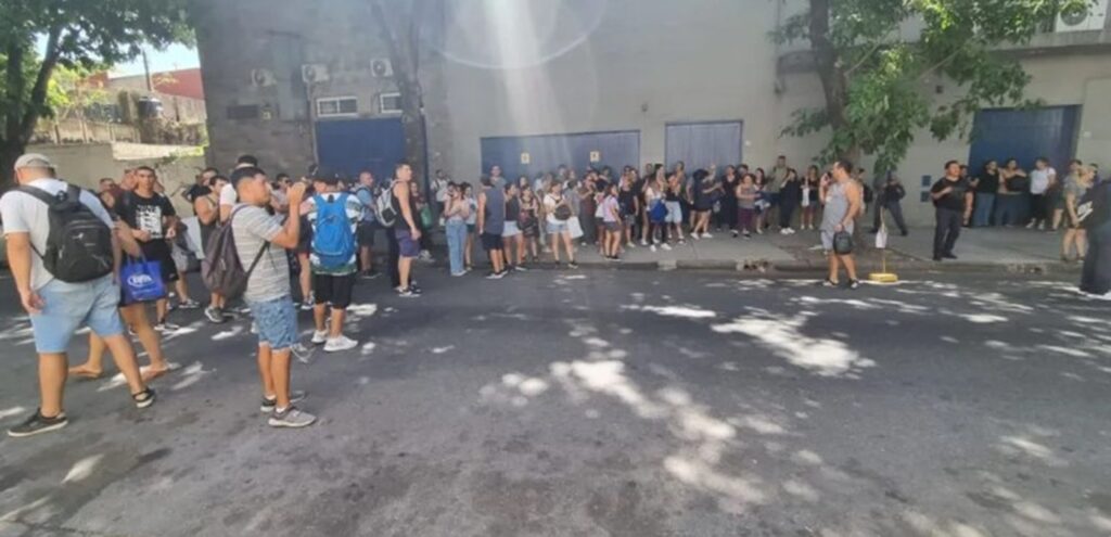 Los trabajadores de Cocot mantienen una protesta activa en las inmediaciones de la planta y alertan con profundizar las medidas de fuerza si las autoridades laborales o de la empresa no dan una respuesta favorable. 