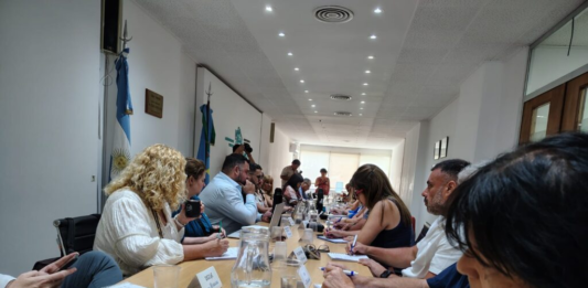 Estatales bonaerenses volvieron a rechazar este jueves la suba salarial del gobierno de la provincia de Buenos Aires, Axel Kicillof, luego de aumentar la oferta al 3%.