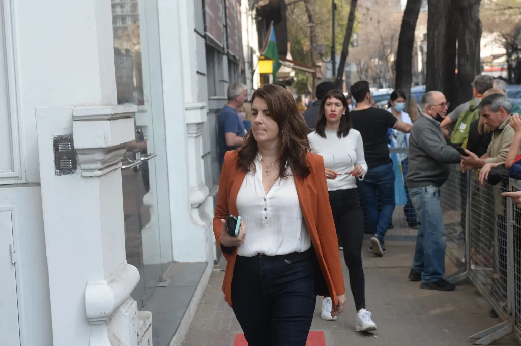 Mariel Fernández es la primera candidata a presidir el PJ bonaerense, sumando tensión a Kicillof y La Cámpora.