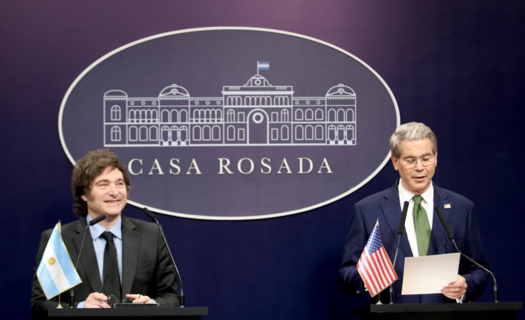 El secretario del Tesoro de Estados Unidos respaldó a Milei como pieza central en América Latina y profundizó el alineamiento con la Argentina.