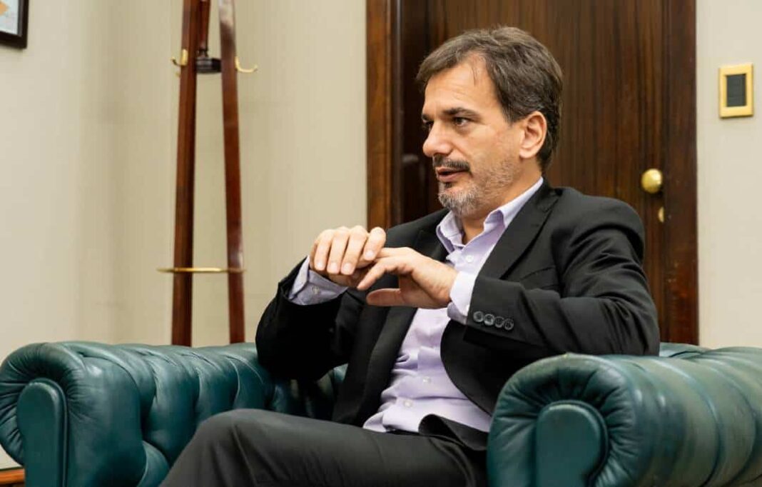 Dos legisladores nacionales del Frente Renovador de Sergio Massa cuestionaron a Axel Kicillof y María Eugenia Vidal por las reelecciones indefinidas.