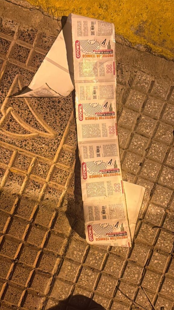Vecinos de San Fernando informaron que, tras la explosión en Otowil, las calles linderas a la planta se llenaron de folletos.