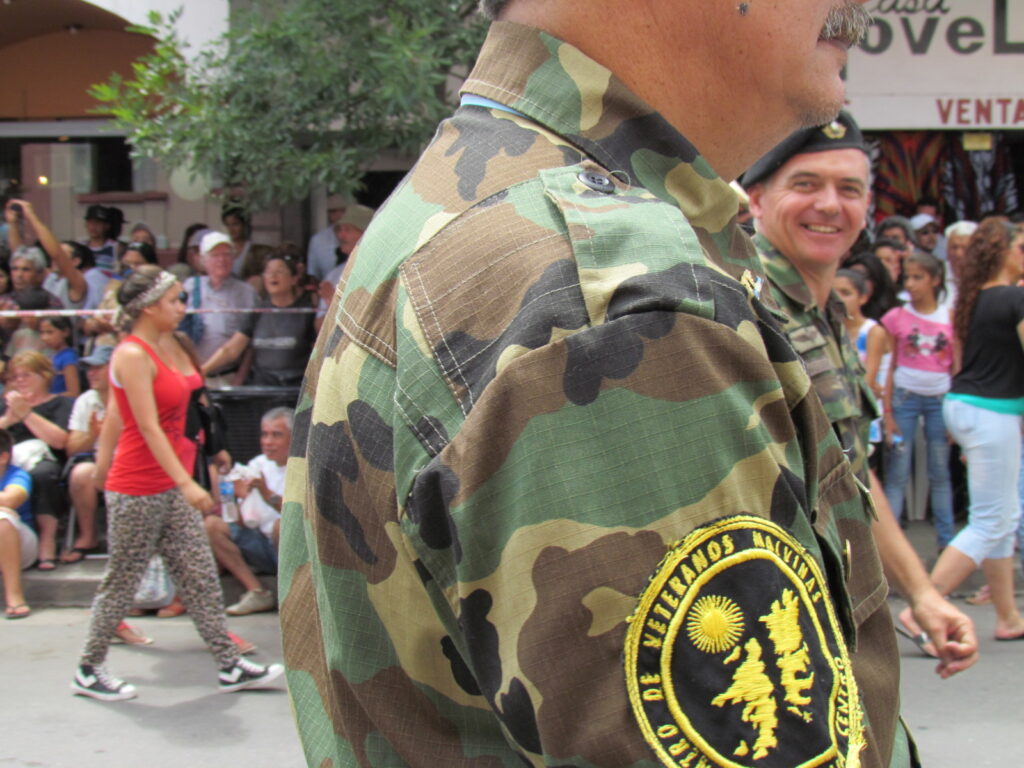 Veteranos de Malvinas y jóvenes de Merlo participaron del desfile histórico del Festival de Cosquín.